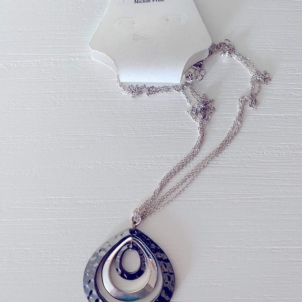 Brand New Jaclyn smith metal silver tone necklace
